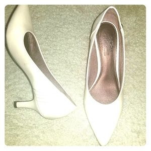 Cream Leather business pump.